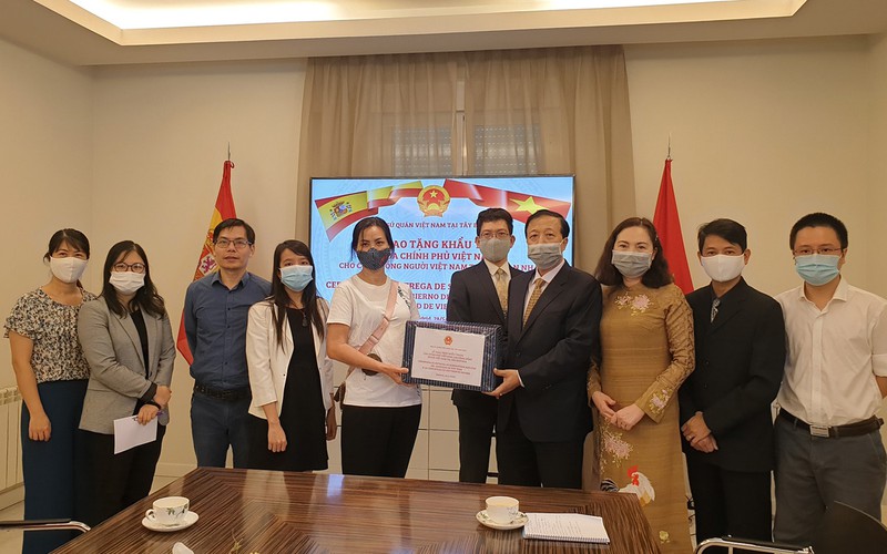 trao tang khau trang cho cong dong nguoi viet tai tay ban nha hinh 1