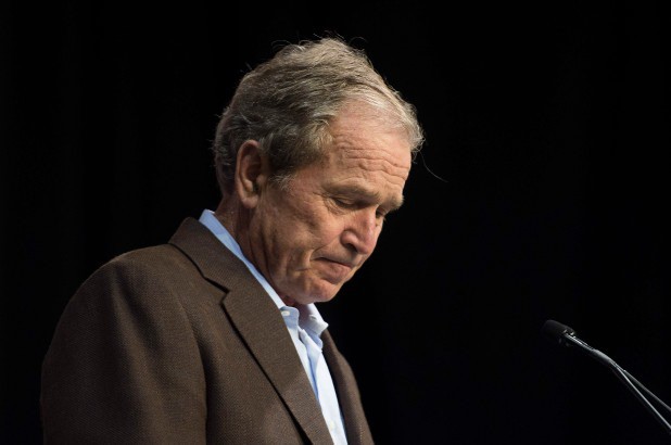 cuu tong thong george w. bush: "hay lang nghe nguoi bieu tinh" hinh 1