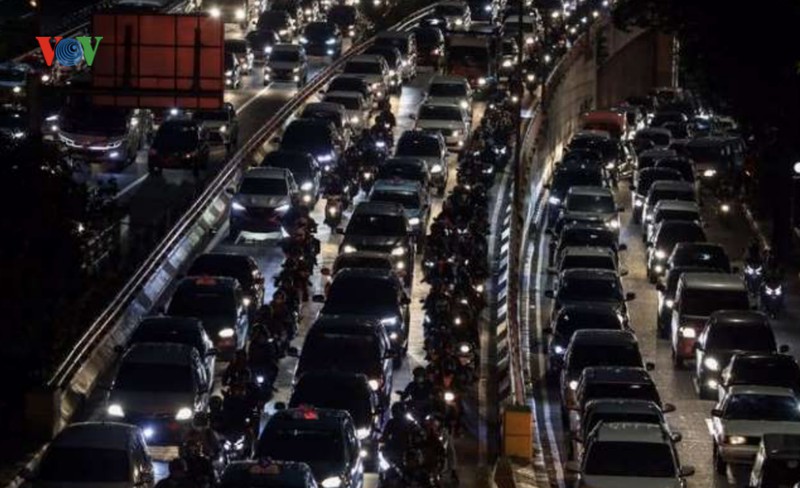 jakarta, indonesia ach tac giao thong sau ngay dau khoi phuc hoat dong hinh 1
