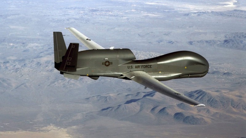 may bay nem bom b-1b va uav trinh sat my hoat dong o bien dong hinh 1