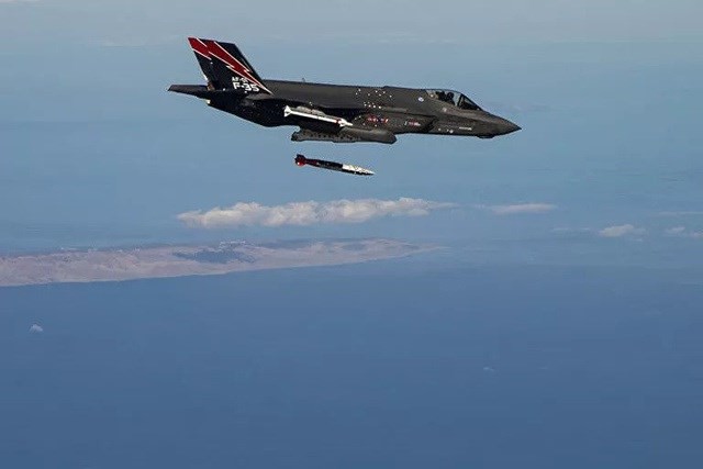 my cong bo anh tiem kich f-35a thu nghiem tha bom hat nhan  hinh 1