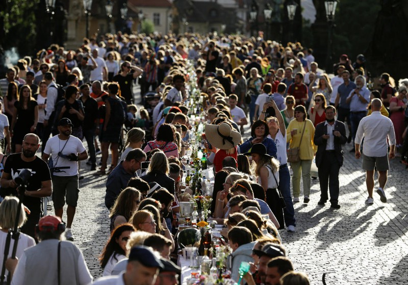 bua tiec tam biet covid-19 co mot khong hai tai praha (sec) hinh 1