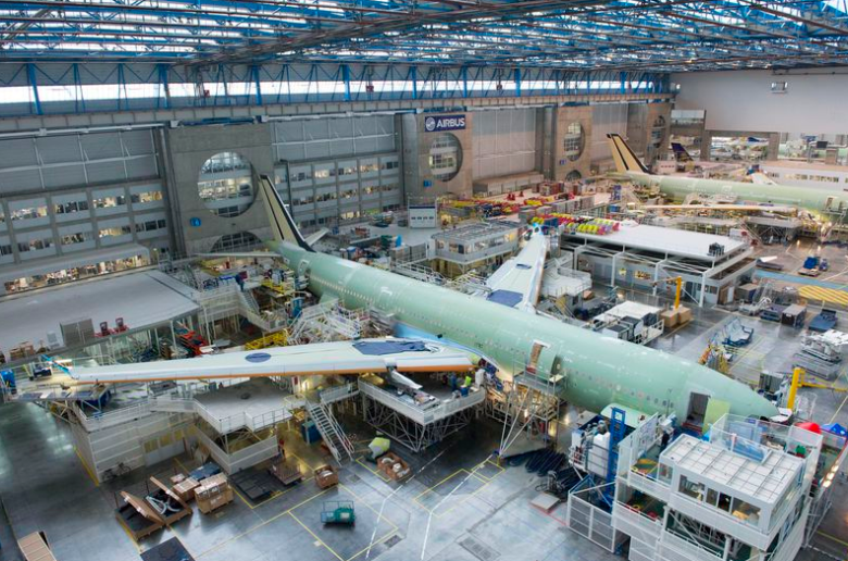vi covid-19, airbus cat giam gan 15.000 viec lam tren toan cau hinh 2