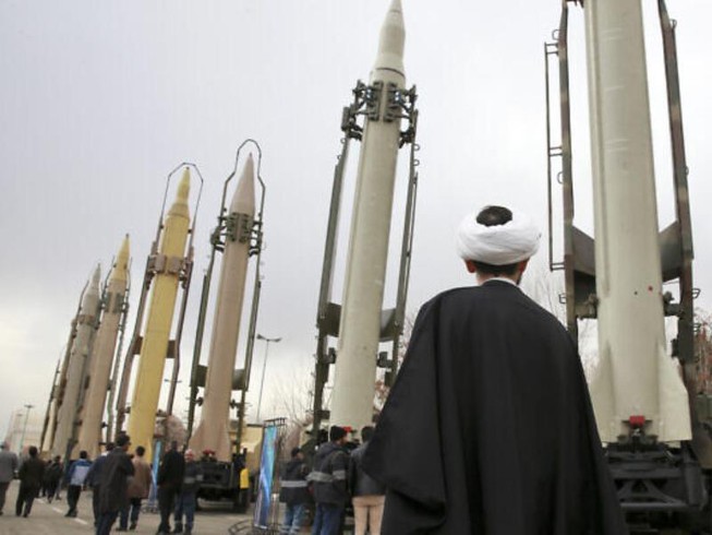 lenh cam van vu khi iran "khoet sau" them bat dong nga-my hinh 1