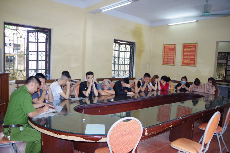 bat qua tang nhom doi tuong su dung ma tuy trong phong karaoke hinh 1