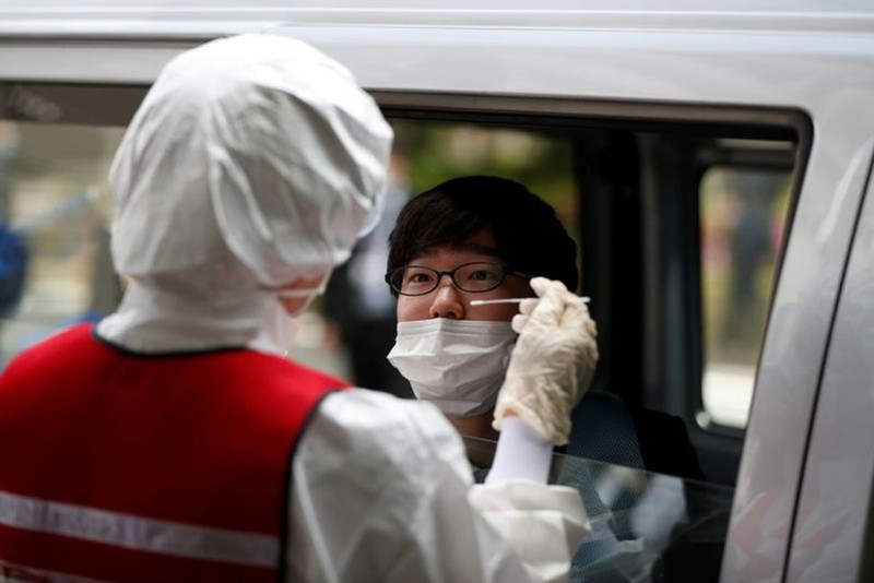 nhat ban tang cuong xet nghiem virus sars-cov-2 tai san bay hinh 1