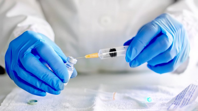 vaccine ngua covid-19 o my co the dat hieu qua vao cuoi nam nay hinh 1