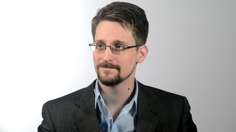 ong trump tuyen bo xem xet xa toi cho edward snowden hinh 1