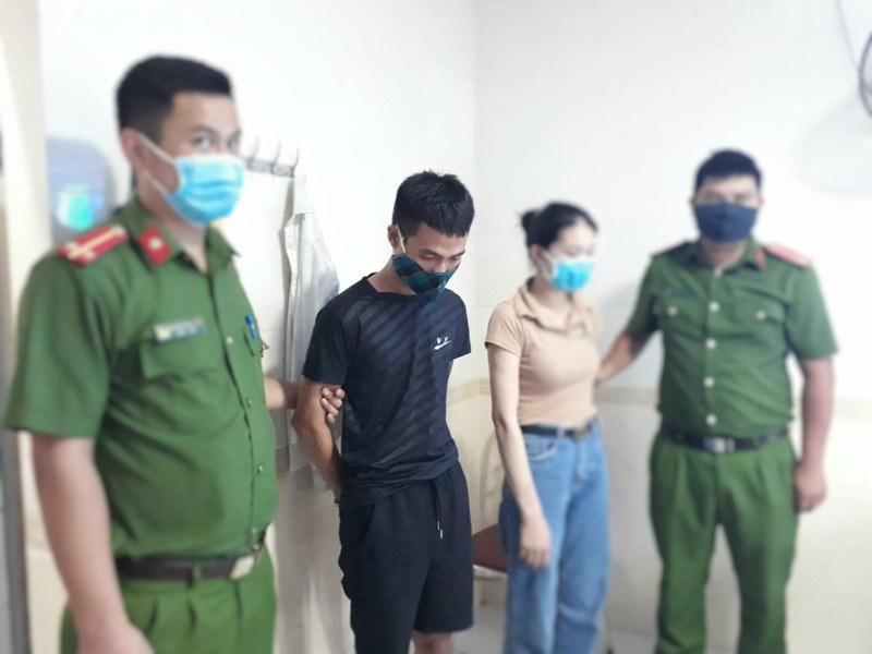 bat giu doi tuong mang 14 tui chua ma tuy da vao nha nghi hinh 1