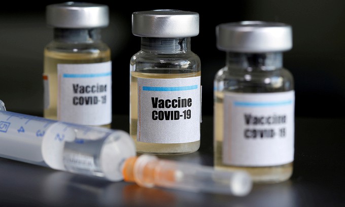 trung quoc xem xet tiem vaccine covid-19 khan cap cho nhan vien hang khong hinh 1