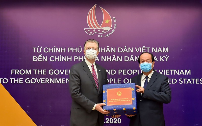 viet nam trao tang vat tu y te giup nga, my, nhat ban chong covid-19 hinh 3