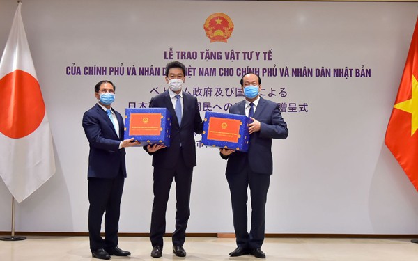 viet nam trao tang vat tu y te giup nga, my, nhat ban chong covid-19 hinh 2