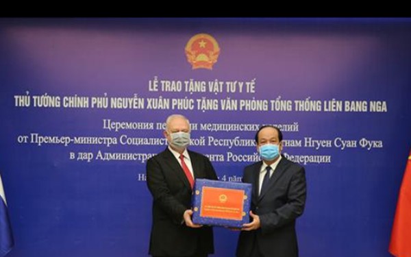 viet nam trao tang vat tu y te giup nga, my, nhat ban chong covid-19 hinh 1
