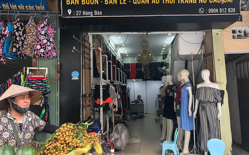 cac cua hang tren pho co ha noi chat vat "vuot bao" dich covid-19 de "song sot" hinh 2