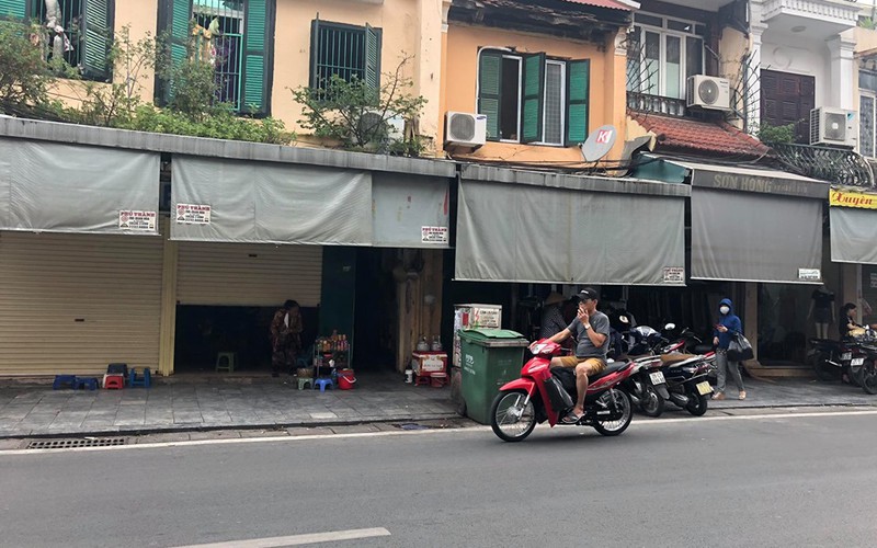 cac cua hang tren pho co ha noi chat vat "vuot bao" dich covid-19 de "song sot" hinh 6