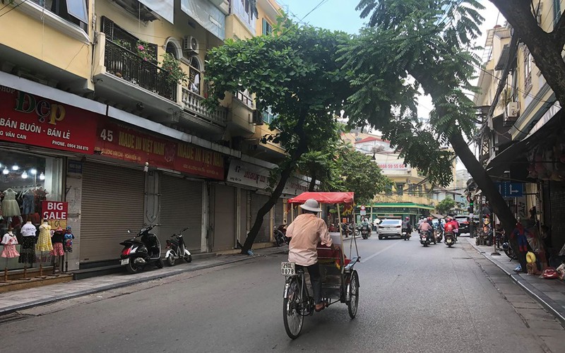 cac cua hang tren pho co ha noi chat vat "vuot bao" dich covid-19 de "song sot" hinh 1
