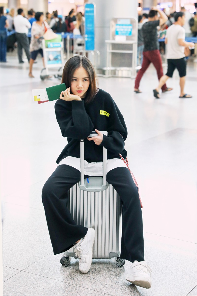 hoa hau do my linh va phuong ly do mat moc xinh dep tai san bay hinh 13