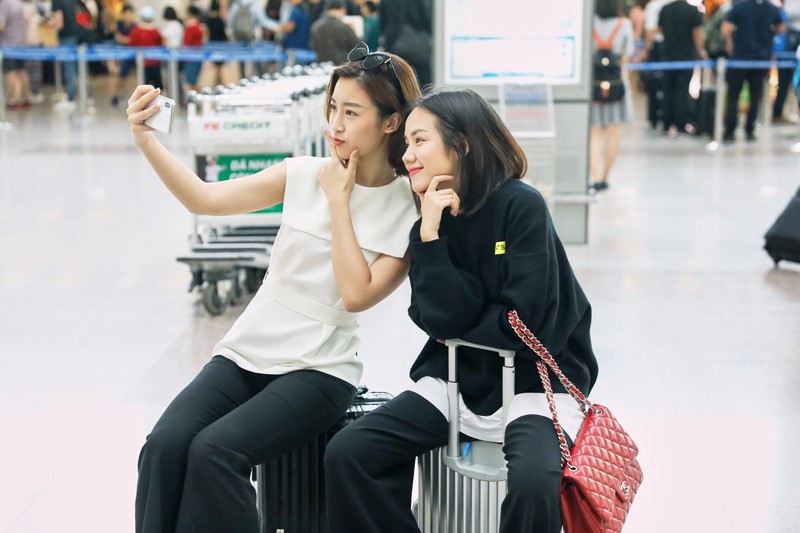 hoa hau do my linh va phuong ly do mat moc xinh dep tai san bay hinh 8