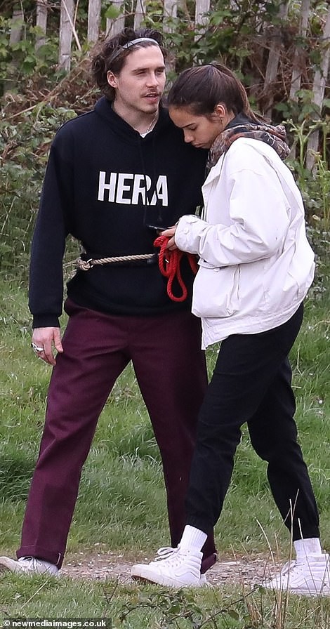 khoanh khac tinh tu cua brooklyn beckham va ban gai nguoi mau hon tuoi hinh 1
