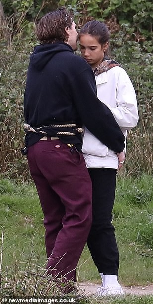 khoanh khac tinh tu cua brooklyn beckham va ban gai nguoi mau hon tuoi hinh 2