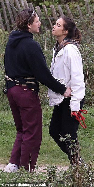 khoanh khac tinh tu cua brooklyn beckham va ban gai nguoi mau hon tuoi hinh 3