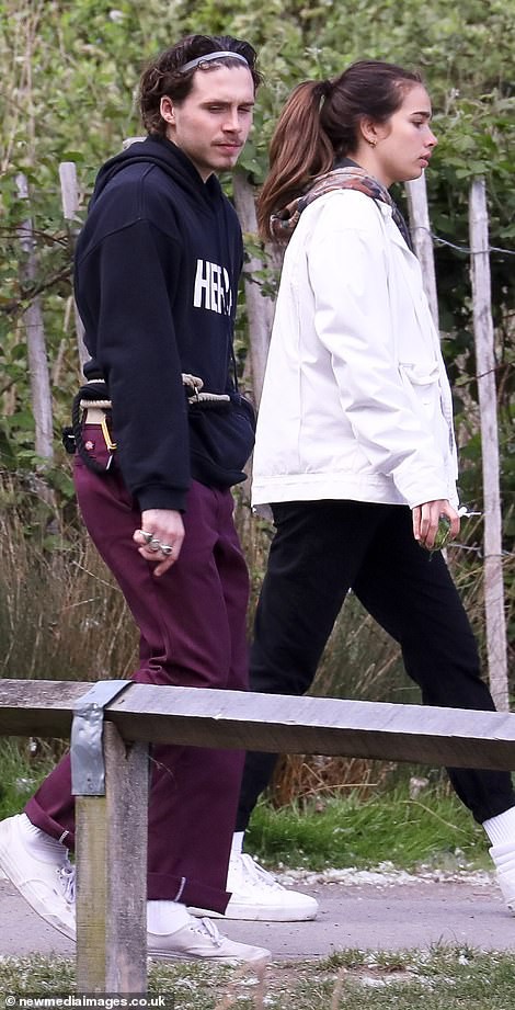 khoanh khac tinh tu cua brooklyn beckham va ban gai nguoi mau hon tuoi hinh 4
