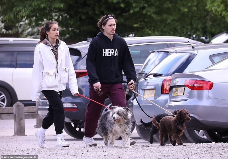 khoanh khac tinh tu cua brooklyn beckham va ban gai nguoi mau hon tuoi hinh 5