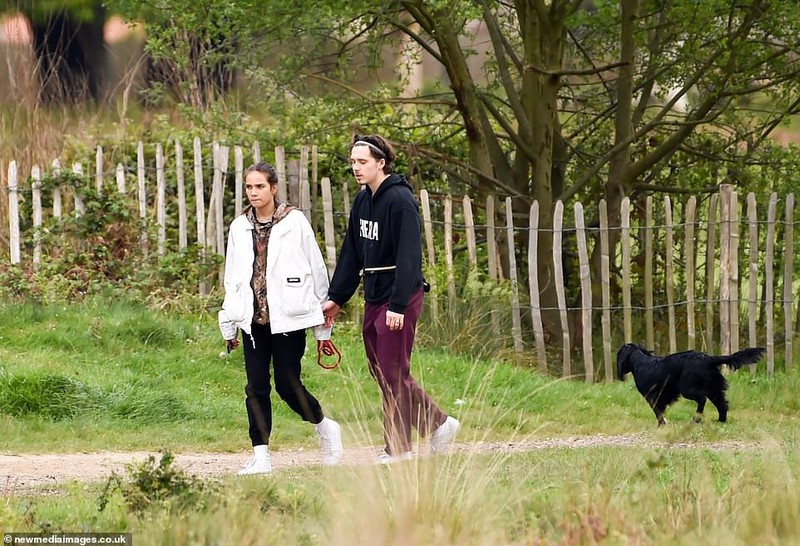 khoanh khac tinh tu cua brooklyn beckham va ban gai nguoi mau hon tuoi hinh 6