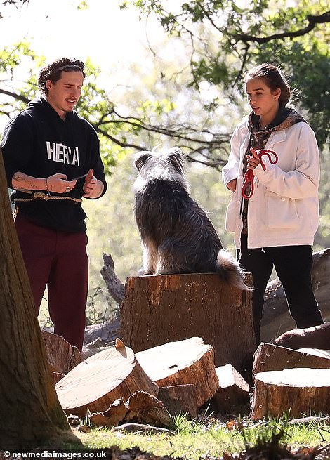 khoanh khac tinh tu cua brooklyn beckham va ban gai nguoi mau hon tuoi hinh 9