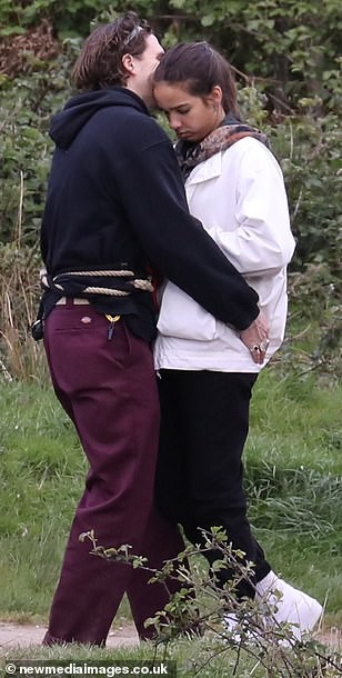 khoanh khac tinh tu cua brooklyn beckham va ban gai nguoi mau hon tuoi hinh 13