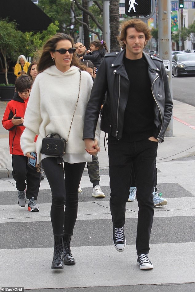 alessandra ambrosio dien dam xe cao do ruc di an toi cung ban trai hinh 10