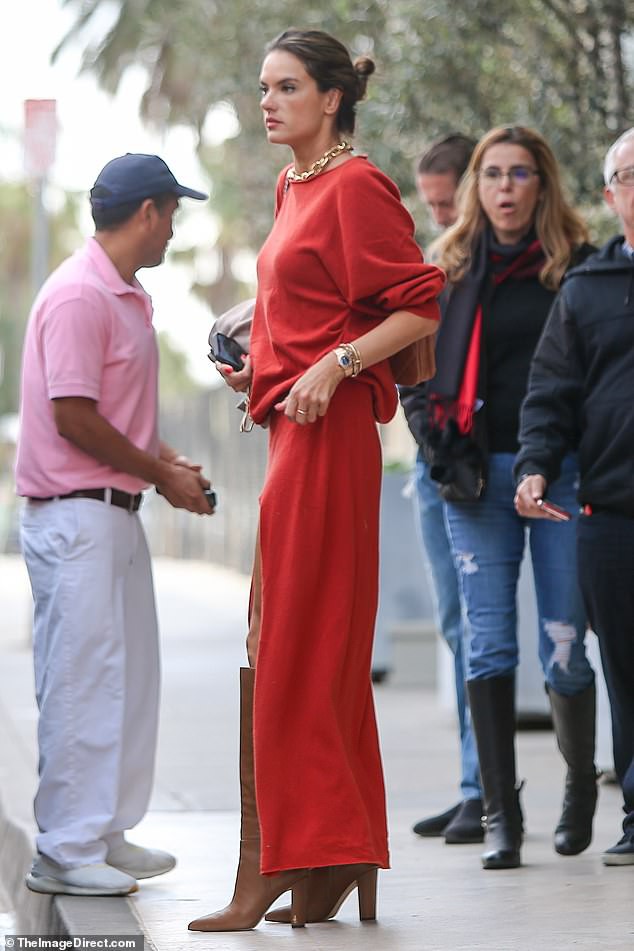 alessandra ambrosio dien dam xe cao do ruc di an toi cung ban trai hinh 3