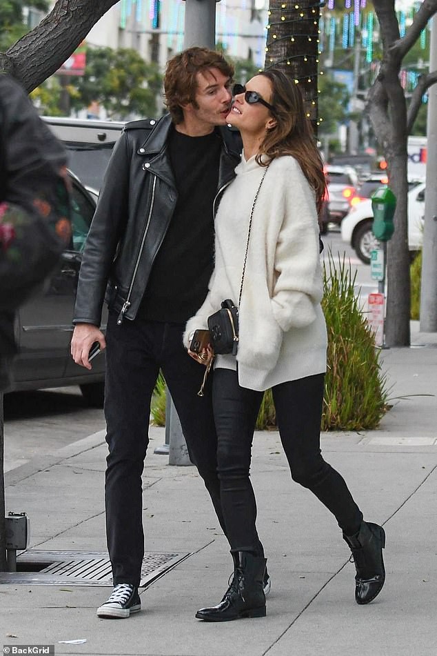 alessandra ambrosio dien dam xe cao do ruc di an toi cung ban trai hinh 7