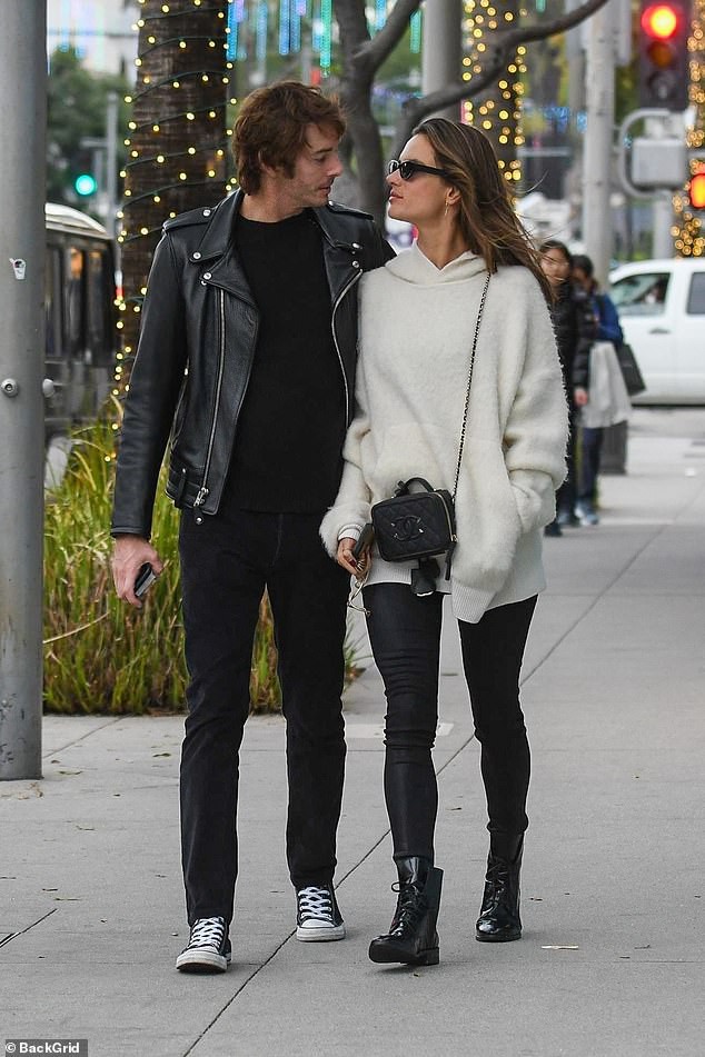 alessandra ambrosio dien dam xe cao do ruc di an toi cung ban trai hinh 9