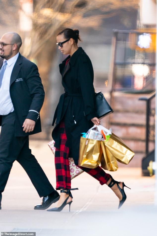 sieu mau irina shayk lo ve mat nhot nhat, khong trang diem khi ra pho hinh 3
