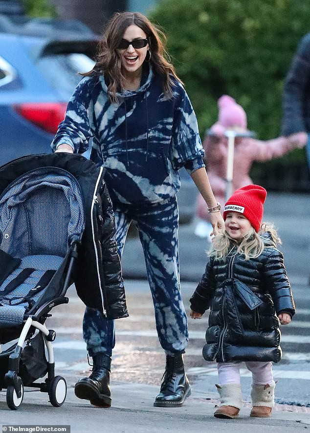sieu mau irina shayk lo ve mat nhot nhat, khong trang diem khi ra pho hinh 6