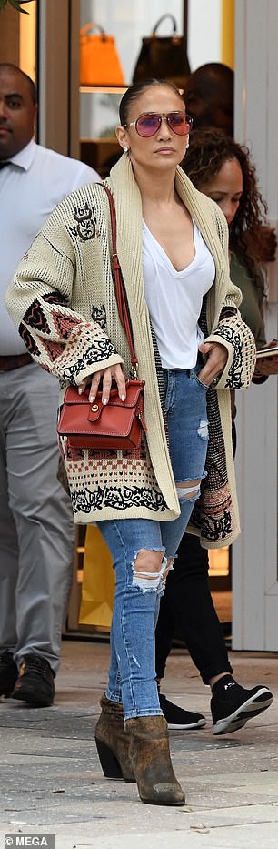 jennifer lopez mac tre trung di mua sam cung ban trai kem 6 tuoi hinh 6