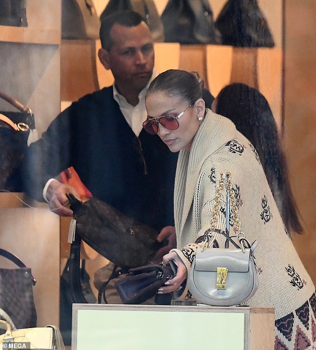 jennifer lopez mac tre trung di mua sam cung ban trai kem 6 tuoi hinh 7