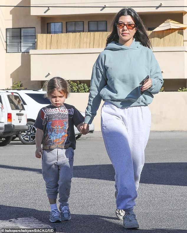 kourtney kardashian gian di het co khi di dao pho trong ngay cuoi nam hinh 1