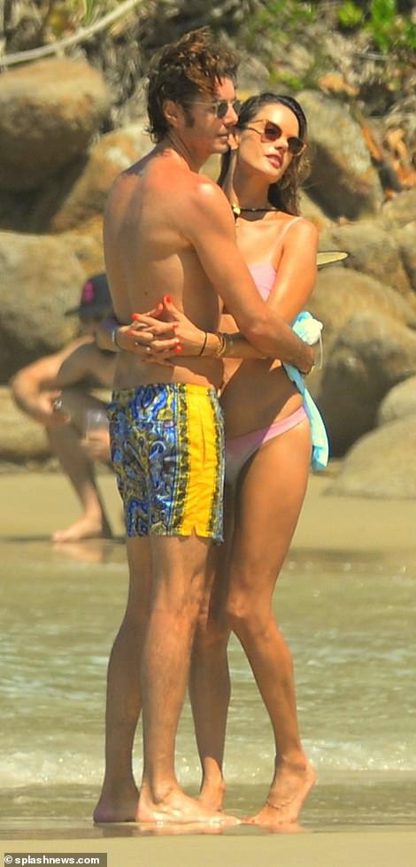 alessandra ambrosio goi cam, ngot ngao "khoa moi" ban trai tren bien  hinh 4