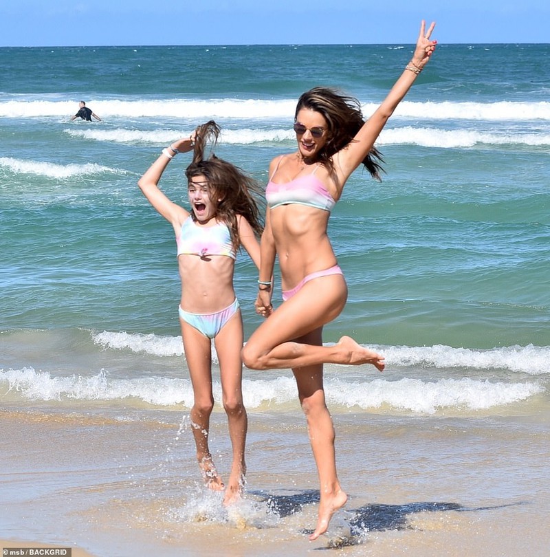 alessandra ambrosio goi cam, ngot ngao "khoa moi" ban trai tren bien  hinh 7