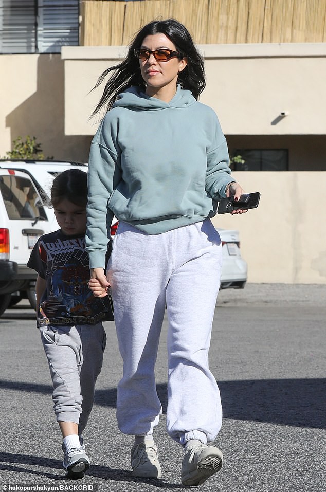 kourtney kardashian gian di het co khi di dao pho trong ngay cuoi nam hinh 2