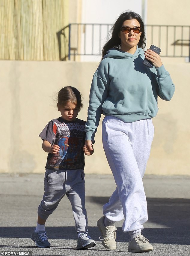 kourtney kardashian gian di het co khi di dao pho trong ngay cuoi nam hinh 3
