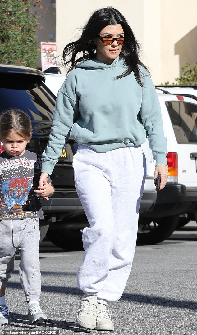 kourtney kardashian gian di het co khi di dao pho trong ngay cuoi nam hinh 5