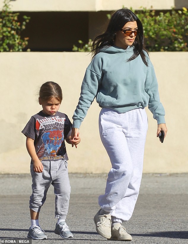 kourtney kardashian gian di het co khi di dao pho trong ngay cuoi nam hinh 6