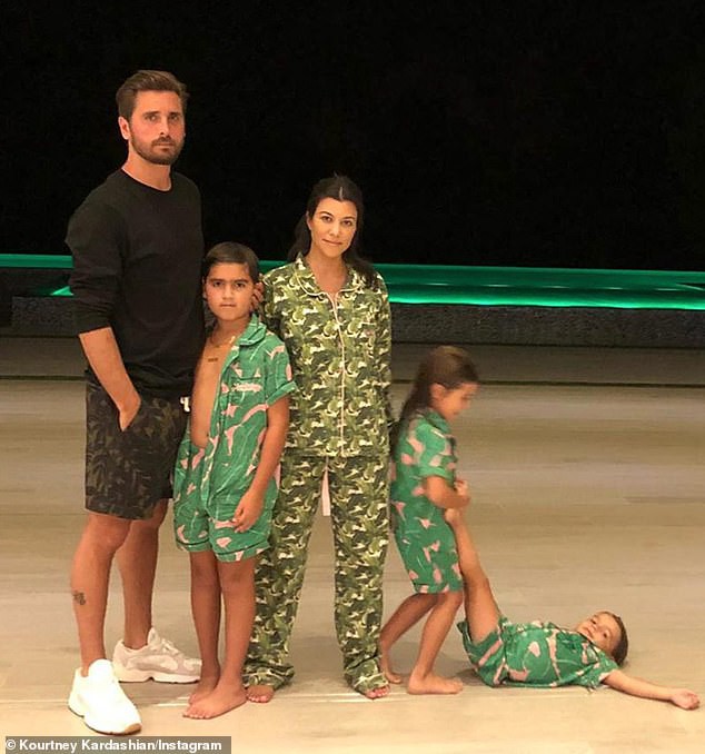 kourtney kardashian gian di het co khi di dao pho trong ngay cuoi nam hinh 8