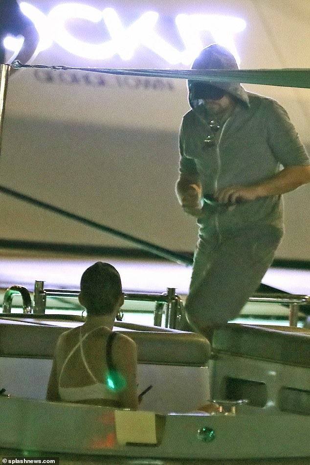 leonardo dicaprio mai xem dien thoai, "bo dep" ban gai khi di choi hinh 5