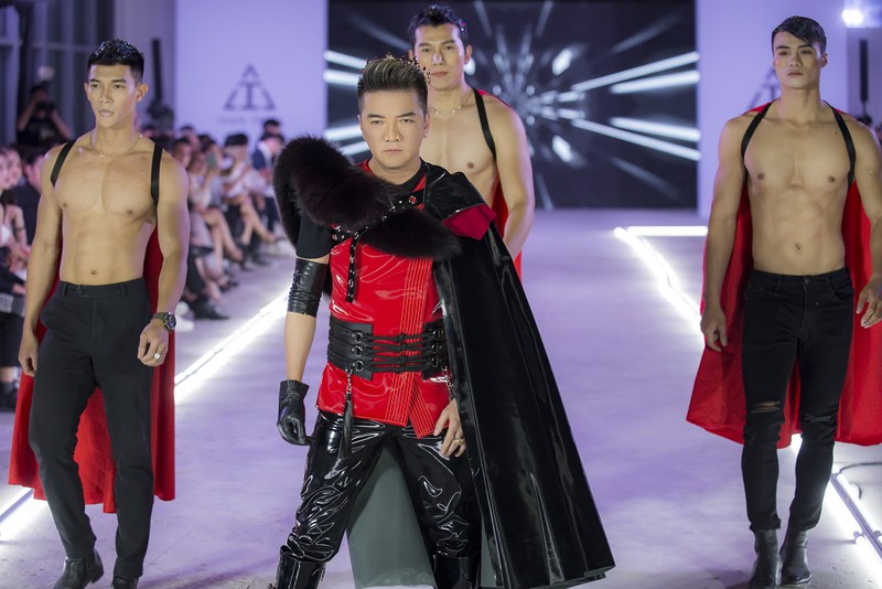 me bim sua lan khue tro lai quyen luc trong show dien cua ivan tran hinh 2