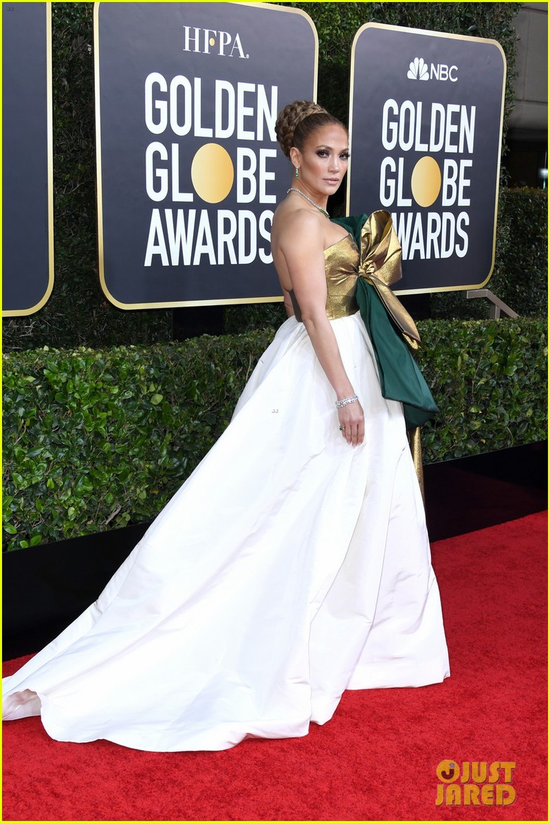 jennifer lopez dep man ma, e ap ben tinh tre tren tham do qua cau vang hinh 7