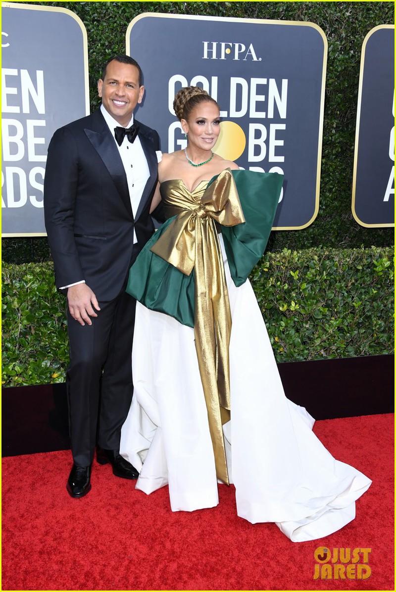 jennifer lopez dep man ma, e ap ben tinh tre tren tham do qua cau vang hinh 8
